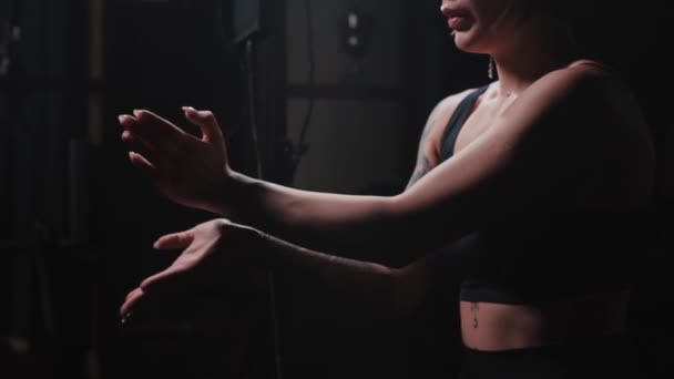 Silná tetovaná žena ukazující pohyby karate rukou a dýchání — Stock video
