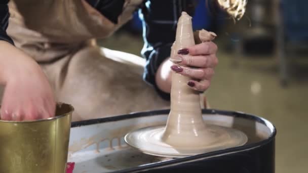 Una donna forma argilla in una forma più lunga su una ruota di vasai — Video Stock