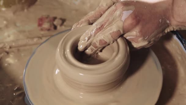 Keramik hantverk - händerna bildar lera i en kruka form — Stockvideo