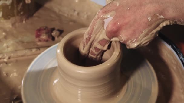 Виробництво кераміки: руки утворюють глину у невеликій формі горщика — стокове відео
