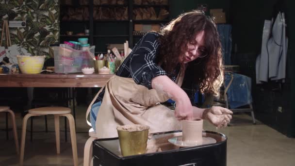 Artisanat de poterie - femme formant un pot et le lissant de l'intérieur — Video