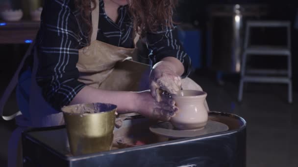 Aardewerk knutselen in de kunststudio - vrouw vormt een eenvoudige pot uit klei — Stockvideo