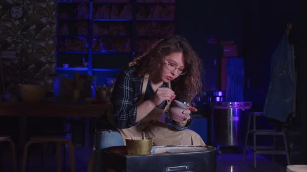 Ceramiche artigianali - giovane artista donna aggiungendo ritocchi finali ad una nuova pentola di argilla che ha fatto — Video Stock