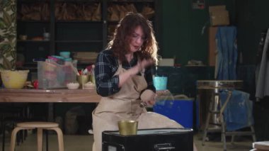 Çömlekçilik - bir kadın top şeklinde kuru kil oluşturur.