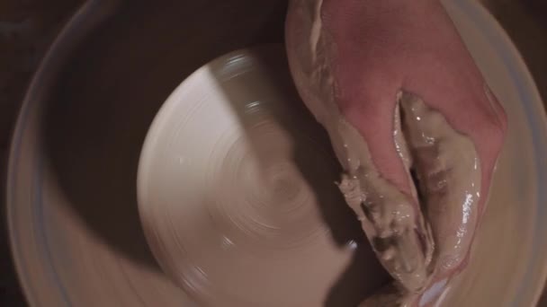 Виробництво кераміки - розвиває пластичність мокрої глини за допомогою рук — стокове відео