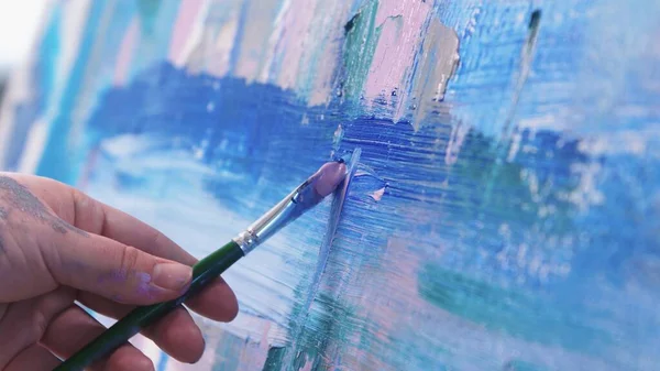 Dibujar una pintura abstracta con un pincel y pinturas al óleo — Foto de Stock