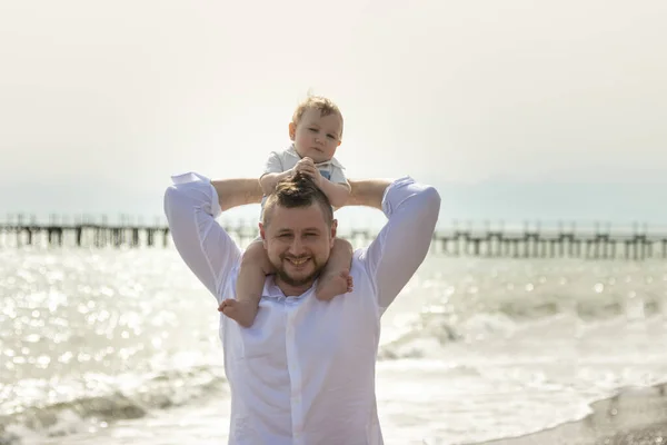 幸せな父オン休暇-笑顔男保持彼の小さな赤ちゃん息子オン彼の肩 — ストック写真