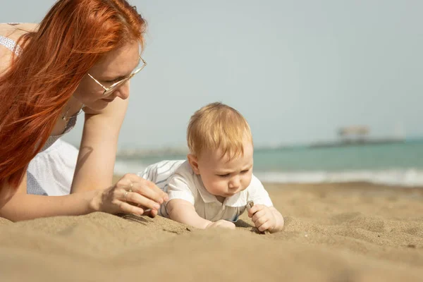 Mutter spielt mit ihrem kleinen Sohn mit Sand — Stockfoto