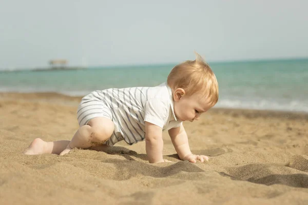 Дитячий хлопчик плаче на піску на узбережжі — стокове фото