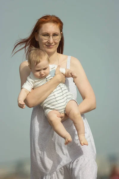 Щаслива мати і її маленький син дивлячись в камеру — стокове фото