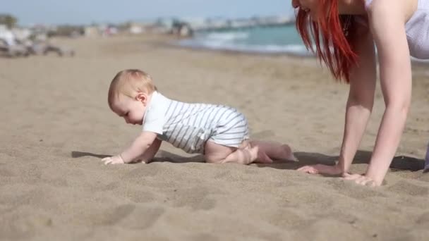 Šťastná matka se svým malým synem odpočívá na moři — Stock video