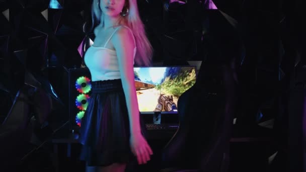 Νεαρή ξανθιά σέξι gamer κορίτσι κάθεται στο PC στο gaming club — Αρχείο Βίντεο