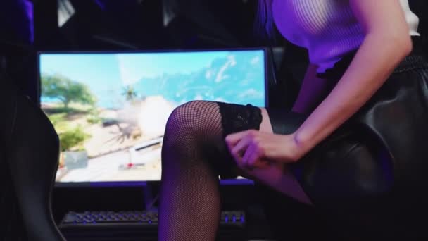 Rubia sexy gamer chica streamer aprieta sus medias de rejillas y mirando en la cámara — Vídeo de stock