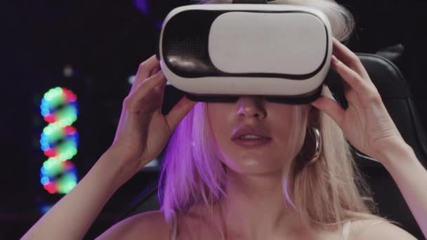 Atractiva chica rubia gamer poniéndose gafas VR — Vídeos de Stock