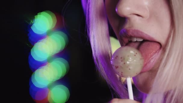 Blond sexy vrouw likken een lolly — Stockvideo