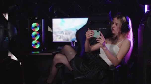 Jovem loira atraente gamer mulher tomando uma selfie no clube de jogos — Vídeo de Stock