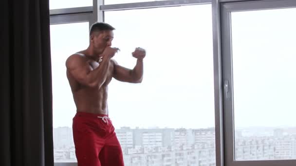 Hombre musculoso realizando un shadowboxing en el acto — Vídeos de Stock