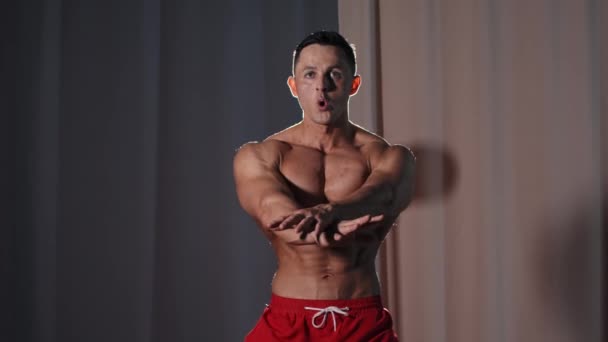 Entrenamiento deportivo - hombre atlético musculoso sin camisa mostrando sus músculos y mirando a la cámara — Vídeos de Stock