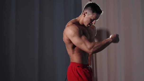 Entrenamiento deportivo - hombre atlético musculoso sin camisa posando y mostrando sus músculos — Vídeos de Stock