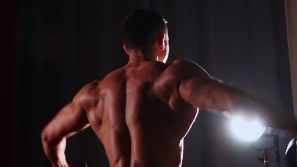 Entrenamiento deportivo - hombre atlético musculoso sin camisa que entrena sus manos - vista desde la espalda — Vídeo de stock