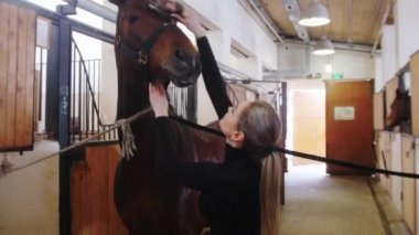 Binici- kadın bağlanmış atı tarıyor