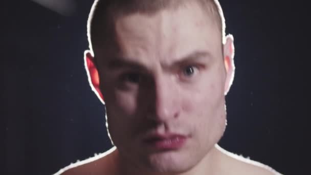 Обличчя кавказького красивого лисого молодого чоловіка — стокове відео