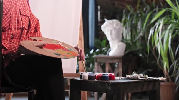 パレットにベージュの色を混合若い女性アーティスト — ストック動画