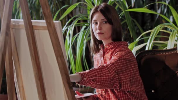 ワークショップのアーティスト-若い美しい女性が色で絵を描く — ストック動画
