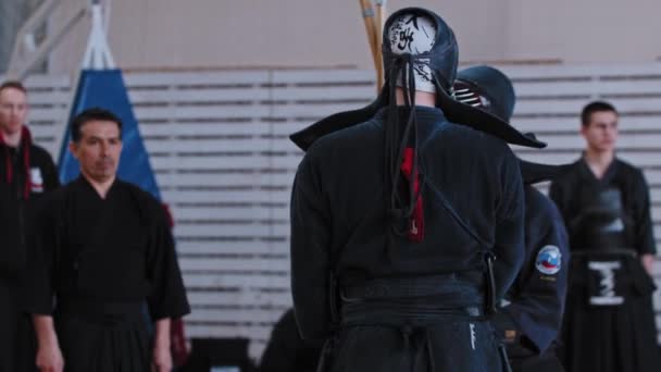 RÚSSIA, KAZAN 24-04-2021: Torneio de Kendo - dois homens em trajes tradicionais pretos tendo um duelo em paus de bambu — Vídeo de Stock