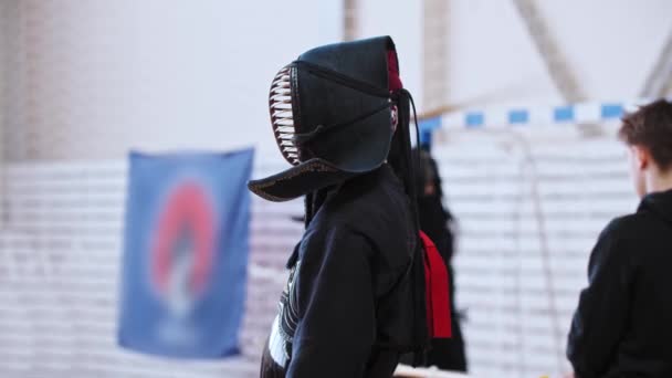 Torneo de Kendo - un hombre con ropa nacional está esperando su turno — Vídeo de stock