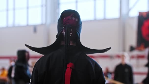 Torneo de Kendo - un hombre con ropa negra nacional está esperando su turno — Vídeo de stock