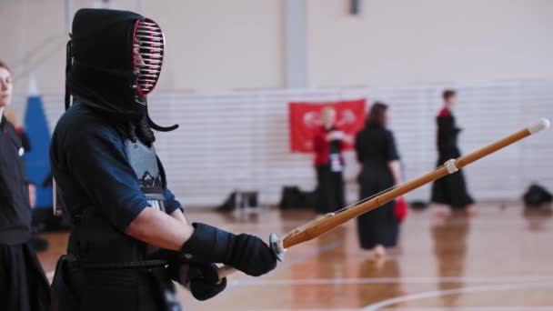 Torneo de Kendo - un duelo entre dos hombres en el gimnasio — Vídeo de stock