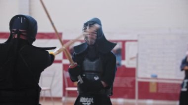 RUSSIA, KAZAN 24-04-2021: Kendo turnuvası içeride - bambu çubuklarıyla düello yapan iki boksör
