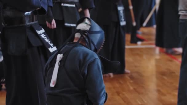 Torneo de Kendo - personas preparándose para la pelea en el gimnasio — Vídeo de stock