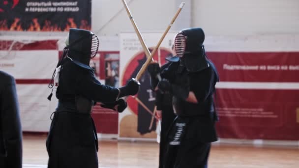 RUSSIA, KAZAN 24-04-2021: Kendo toernooi binnen - twee mannen die een duel hebben — Stockvideo