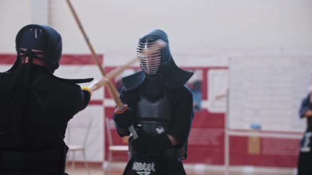 RUSSLAND, KAZAN 24-04-2021: Kendo-Turnier in der Halle - zwei Kämpfer duellieren sich auf Bambusstäben — Stockvideo