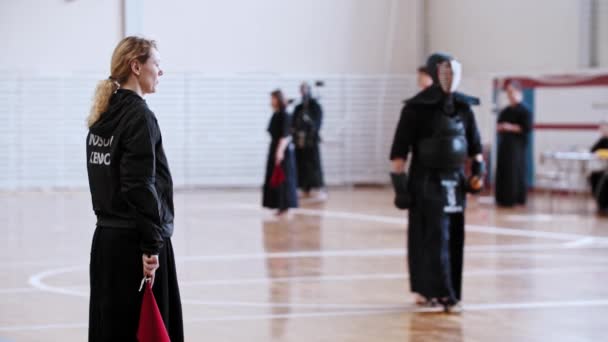 RUSIA, KAZAN 24-04-2021: Torneo de Kendo - personas caminando en el campo de batalla y un juez con banderas — Vídeo de stock