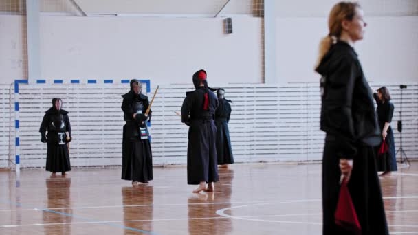 RUSSIA, KAZAN 24-04-2021: Kendo toernooi - twee mannen groeten elkaar voor een gevecht — Stockvideo