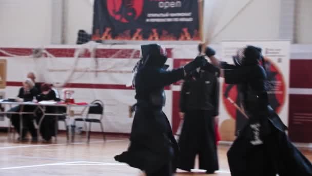 ロシア、カザン24-04-2021年:剣道大会- 2人の男が戦い、裁判官はそれらを見て — ストック動画