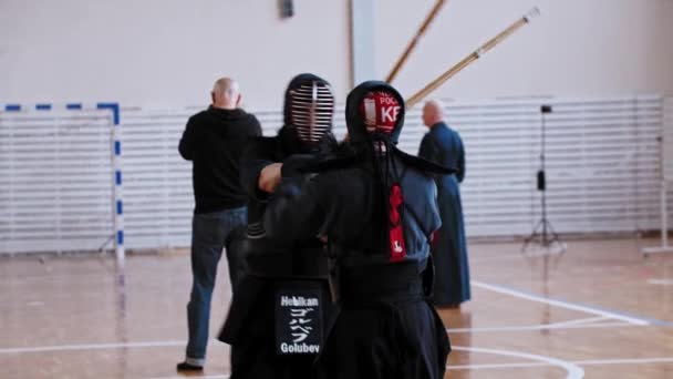 RUSSIA, KAZAN 24-04-2021: Kendo toernooi - twee mannen vechten agressief tegen elkaar op bamboe stokken — Stockvideo