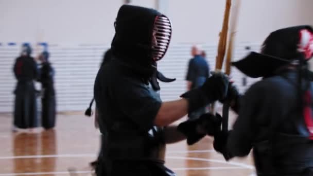 RUSIA, KAZAN 24-04-2021: Torneo de Kendo - dos hombres luchando agresivamente entre sí — Vídeo de stock