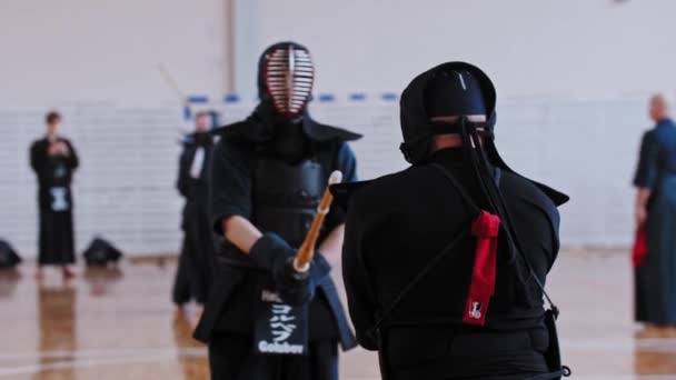 РОССИЯ, КАЗАН 24-04-2021: Турнир по кендо - японское боевое искусство - мужчины сражаются друг с другом бамбуковыми мечами — стоковое видео
