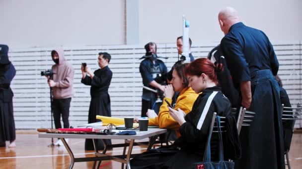 RUSIA, KAZAN 24-04-2021: Torneo de Kendo - arte marcial japonés - jueces sentados junto a la mesa — Vídeo de stock