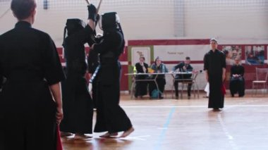 RUSSIA, KAZAN 24-04-2021: Kendo turnuvası - siyah geleneksel kıyafetler ve koruyucu Japon kaskı giyen bir adam