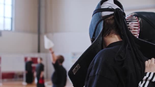 РОССИЯ, КАЗАН 24-04-2021: Турнир Кендо - человек в черной традиционной одежде и защитном японском шлеме — стоковое видео