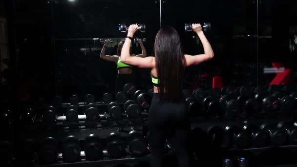 Treinamento de ginástica - jovem mulher levantando halteres e treinando suas mãos — Vídeo de Stock