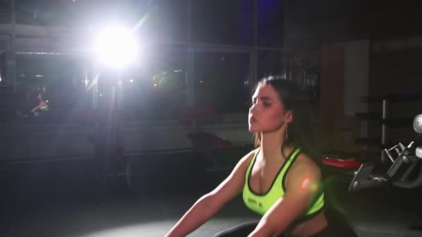 Gym training at night - young woman pumping her butt using exercise equipment — Stok video