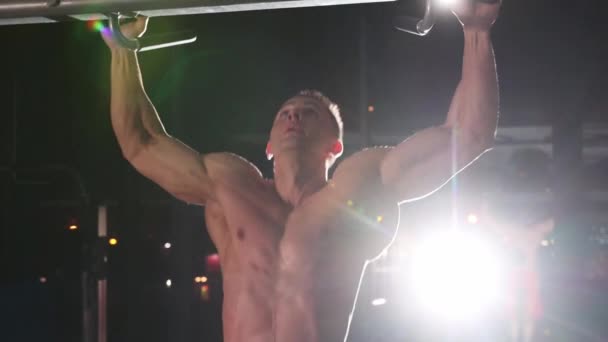Treinamento de ginástica - homem adulto treinando suas mãos - fazendo pull ups — Vídeo de Stock