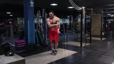 Beden eğitimi - yetişkin adam eğitimi - ipin üzerinden atlamak