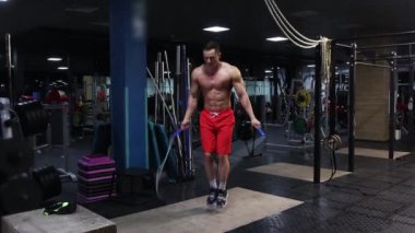 Beden eğitimi. Bir adam ipin üzerinden atlıyor.